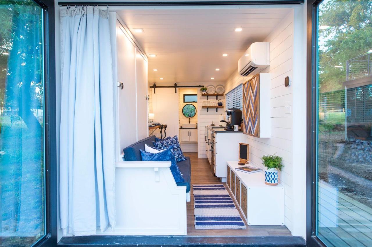 The Bluebonnet-Tiny Container Home Country Setting 12 Min To Downtown 벨미어드 외부 사진